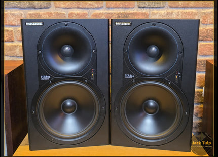 Mackie HR824
